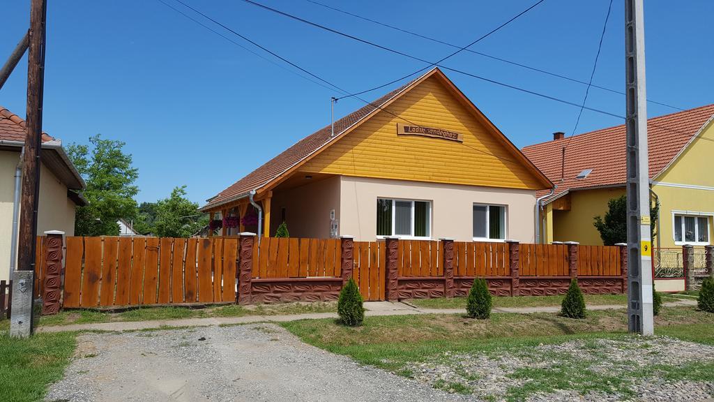 Hotel Ladik Vendeghaz Tiszafüred Exterior foto