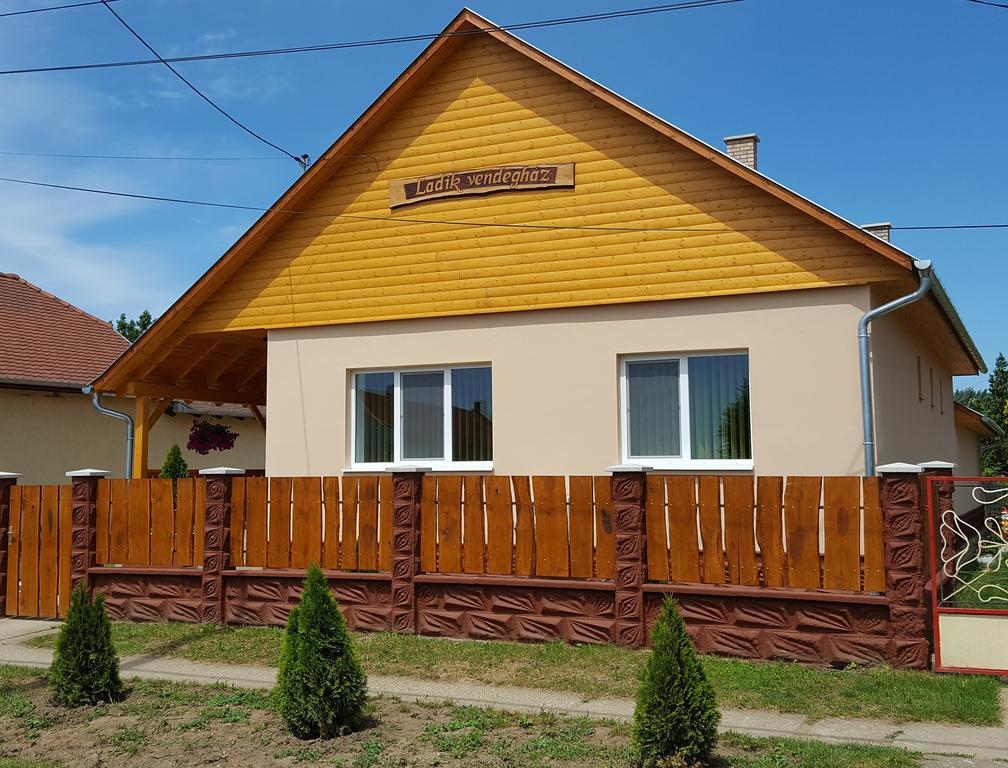Hotel Ladik Vendeghaz Tiszafüred Exterior foto